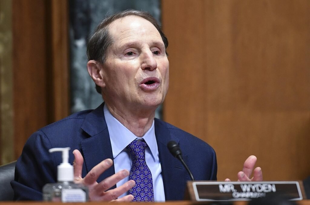 US Senator warns of foreign governments spying on Google and Apple users through push notifications